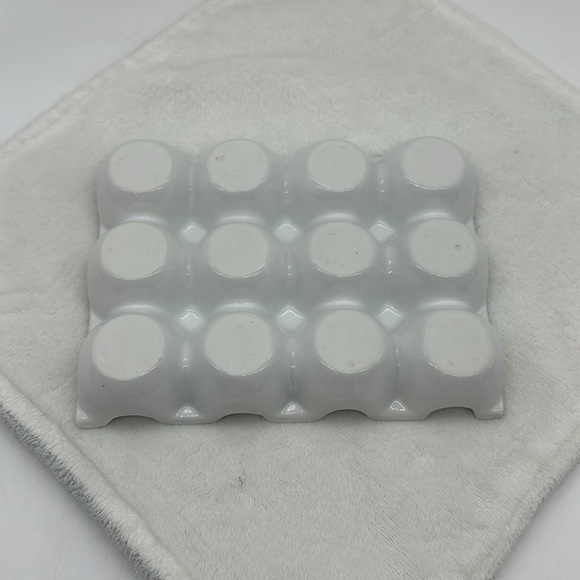 HIC Porcelain/Ceramic Kitchen Crate Fine White Holds 1-Doz. Eggs - Picture 5 of 8